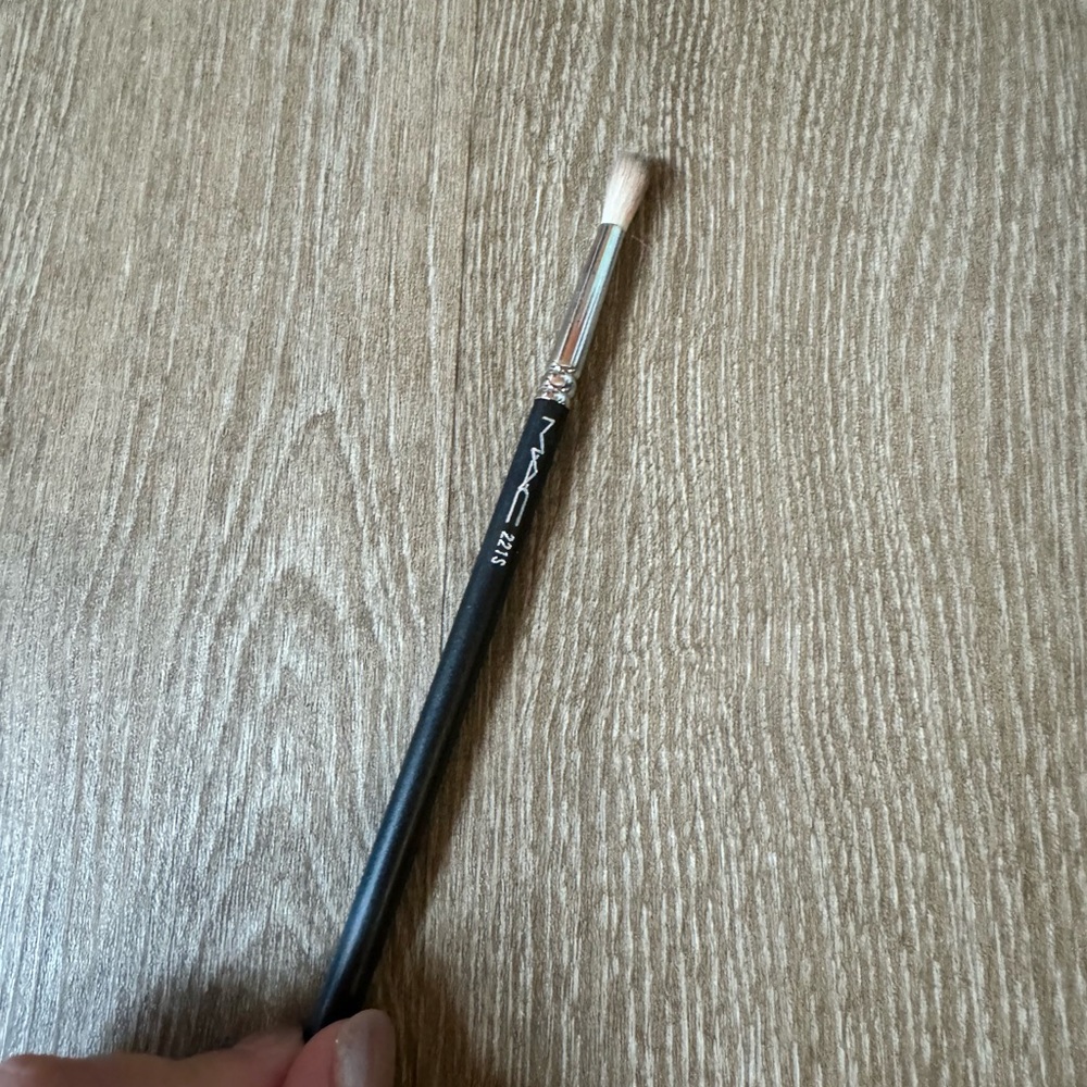 MAC 221S- Mini Tapered Blending Brush